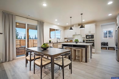 792 Magnolia Ave, Woodburn, OR 97071 - photo 3