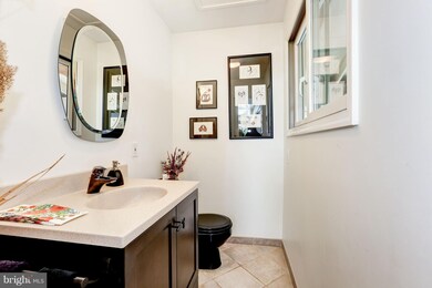 8906 Honeybee Ln, Bethesda, MD 20817 - photo 6