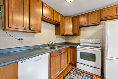 3227 Cameo Ln SW, Cedar Rapids, IA 52404 - photo 7