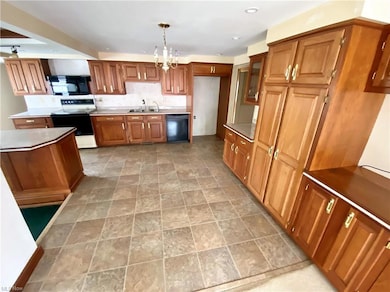 EAT IN KITCHEN VIEW 2.