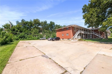 8420 Robinson St, Overland Park, KS 66212 - photo 6