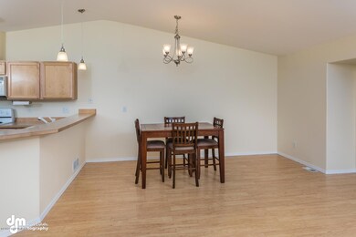 Breakfast Bar & Dining Area