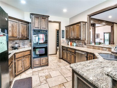 Kitchen:  This kitchen has it all ... lots of cabi