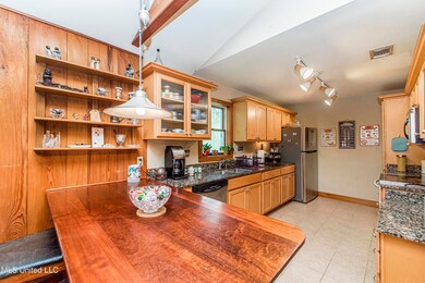 Kitchen with breakfast bar