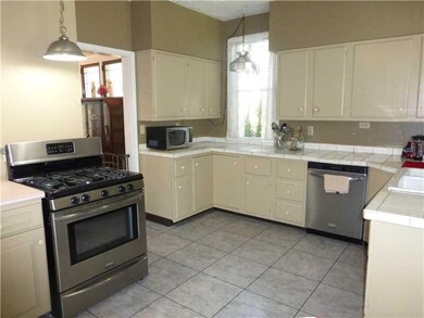 Kitchen. Ample Cabinet space, Deluxe Stainless Gas