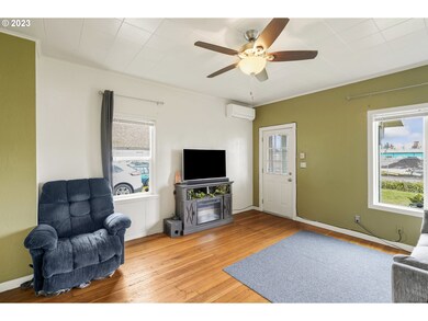 Living Room/Entrance