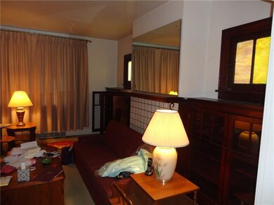 LIVING ROOM. WITH DECORATIVE FIREPLACE. ORIGINAL M