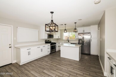 005-photo-dining-room-13922256