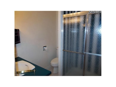 2nd floor bath w/ walk-in 4' shower