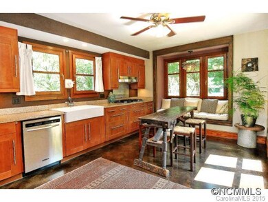 Gourmet Kitchen w/ Gas Range