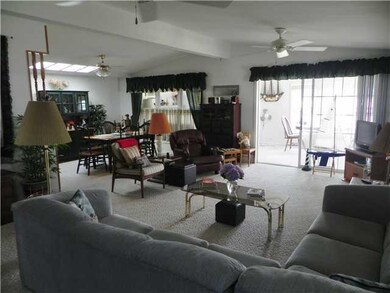 Great Room 1900sf of 1st floor living in mint cond