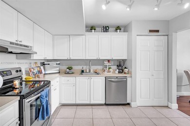 711 N Pine Island Rd unit 406, Plantation, FL 33324 - photo 4