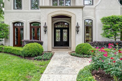 [Entrance]
Positioned on a quiet, wooded cul-de-s