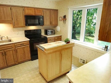 178 Walton Dr, Morrisville, PA 19067 - photo 5