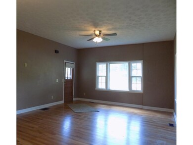 LIVING ROOMW10FT CEILING