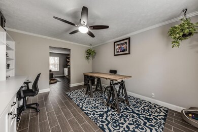 Office w/ Built in Desk&Shelving