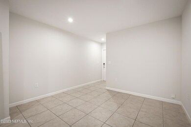 5939 Creekside Crossing Dr, Jacksonville, FL 32210 - photo 4