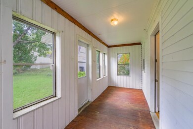 04 Enclosed back porch