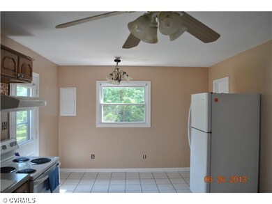 Kitchen - Spacious eat-in area