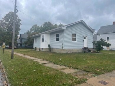 View of front facade with a front yard