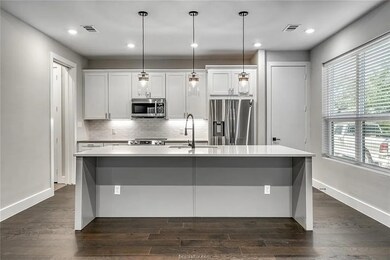 Kitchen with a kitchen island with sink, stainless