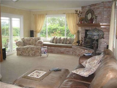 Nice, open family room w/bench seating and dual pa