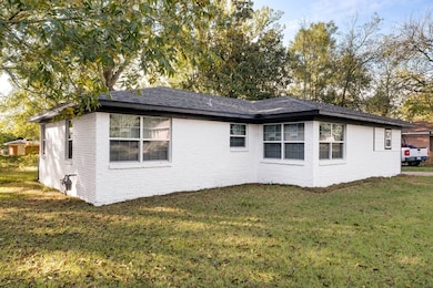 204 Cedarview Dr, Palestine, TX 75803 - photo 3