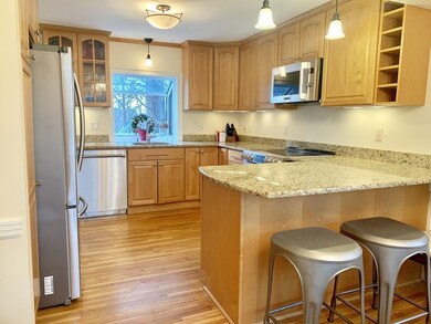 142 Oakland St, Wellesley Hills, MA 02481 - photo 4