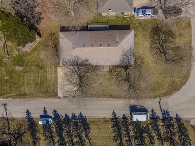 723 E Fuller St, Chenoa, IL 61726 - photo 4