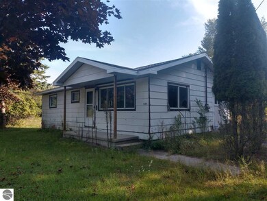638 N Court St, Au Gres, MI 48703 - photo 2