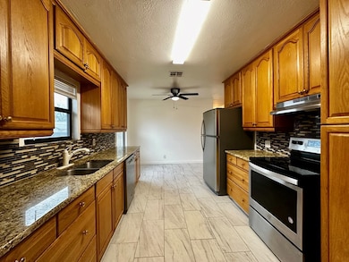 711 C St, Kerrville, TX 78028 - photo 2