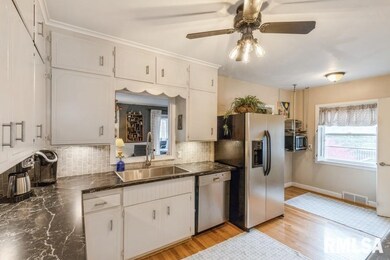 2411 N Myrtle St, Davenport, IA 52804 - photo 4