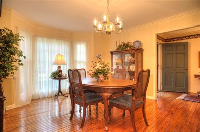 15x13 Dining Room with Bay Window, Hardwood Floor,