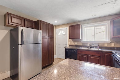 607 N Logan St, Marion, IL 62959 - photo 4