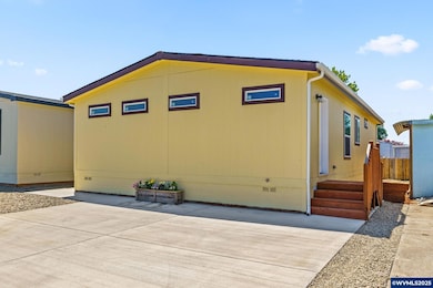 1025 S 6th St, Harrisburg, OR 97446 - photo 3