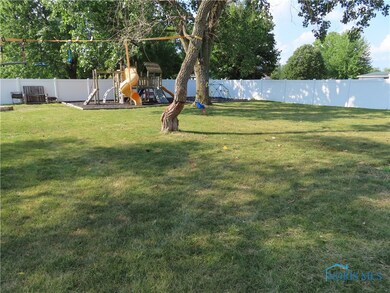 Fenced rear yard