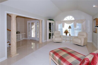 Living Room/Foyer - Luxurious wall-to-wall carpeti