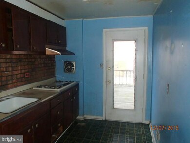 940 Circle Dr, Halethorpe, MD 21227 - photo 4