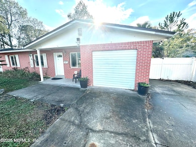 7660 Praver Dr E, Jacksonville, FL 32217 - photo 2