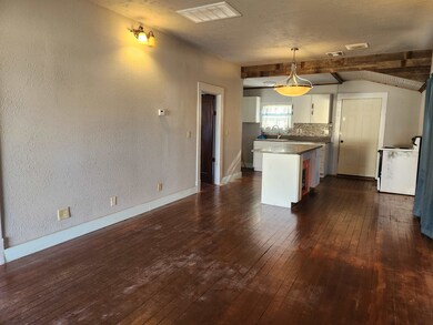 521 W Oklahoma Ave, Enid, OK 73701 - photo 4