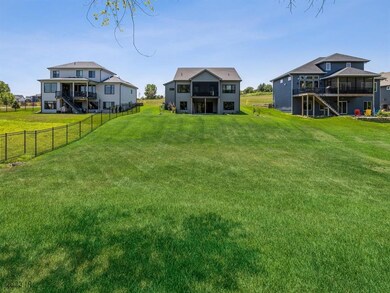 10009 Hidden Valley Dr, Johnston, IA 50131 - photo 3