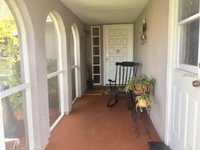 Beautiful spacious screened entry