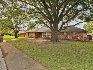 1908 Woodlawn Ct, Gainesville, TX 76240 - photo 2