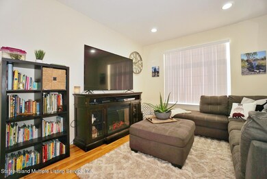 (5) LIVING ROOM