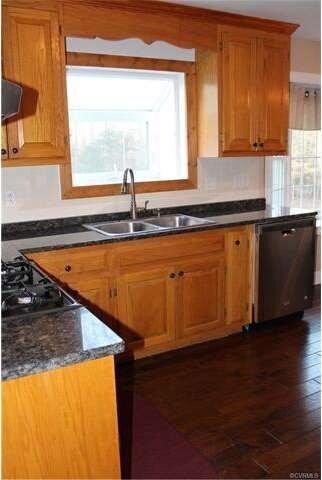 Granite counter tops, new dishwasher, hardwood floor