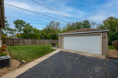 16557 Plymouth Dr, Markham, IL 60428 - photo 2