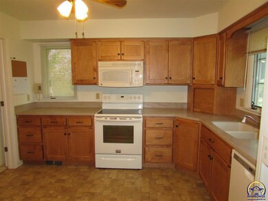 2111 SW 32nd St, Topeka, KS 66611 - photo 7