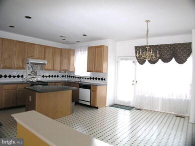 2513 Woodrow Wilson Dr, Herndon, VA 20171 - photo 4