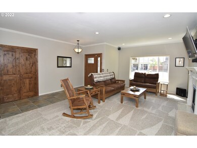 Living Room/Entrance
