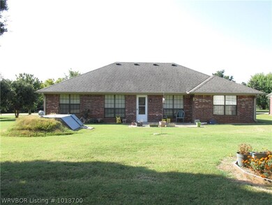 Back Of House/ large back yard!